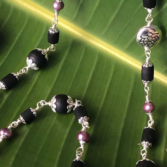 32  3/4" black Tulasi with silver lotus beads and purple pearls - Picture 10 of 11